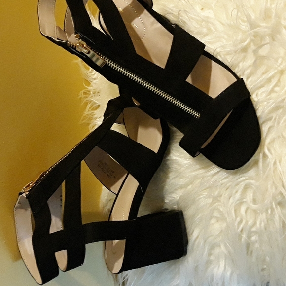 $25, Sexy,New Comfortable block black heels, gold zip. - Picture 3 of 5